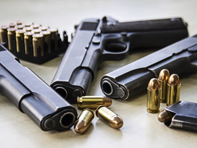 Sudca v Kalifornii zrušil zákon zakazujúci zásobníky zbraní s viac ako 10 nábojmi