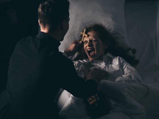 Kňaz z Anglicka láme