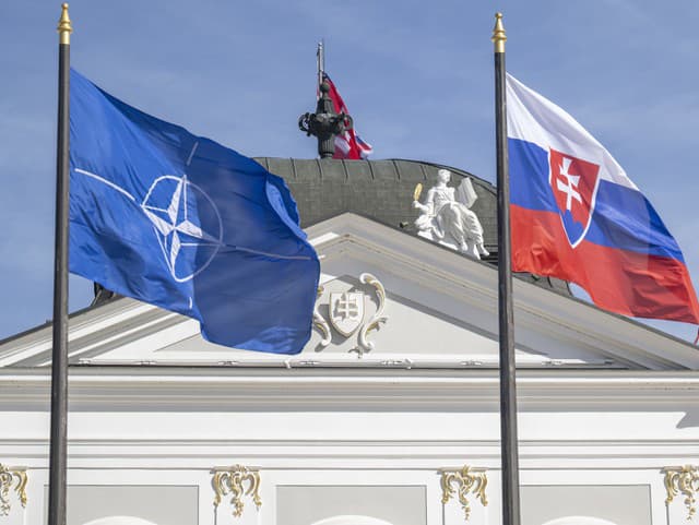 Vztýčenie vlajky NATO pred