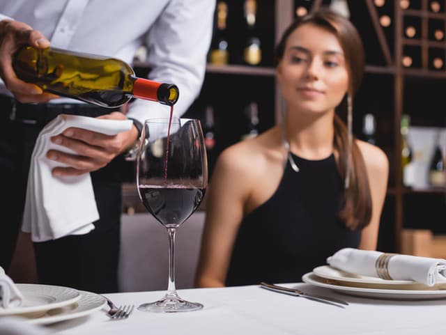 Reštaurácia ponúka fľašu vína