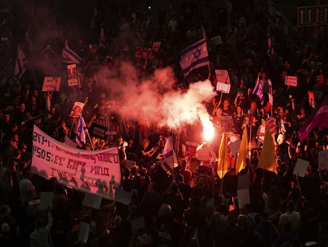 Izraelskí demonštranti blokujú cestu