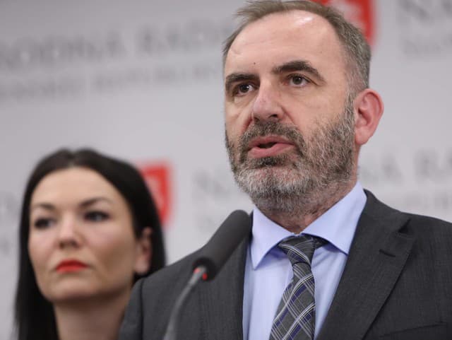 Opozícia kritizuje vedenie rezortu