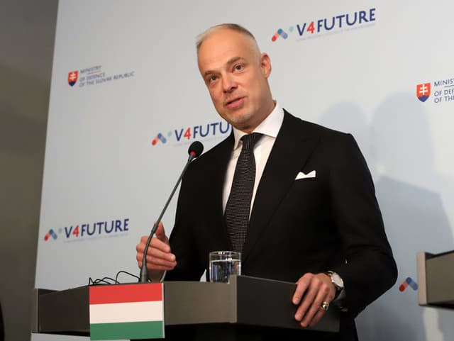 Orbánov minister obrany a ďalší odhalený škandál! Zneúživanie vojakov na súkromných poľovačkách a dovolenkách
