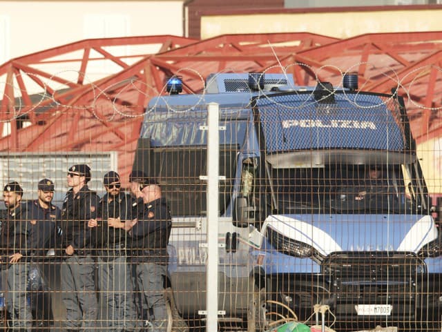 Talianski policajti hliadkujú v