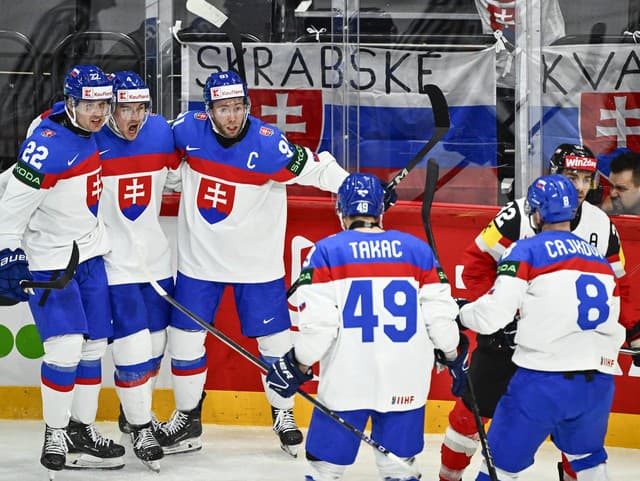 Oslavujúci slovenskí hokejisti po