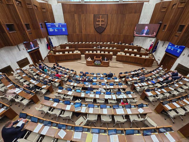 Poslanci výboru na kontrolu