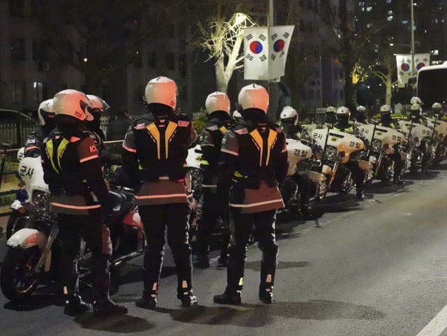 Policajti stoja pred Národným
