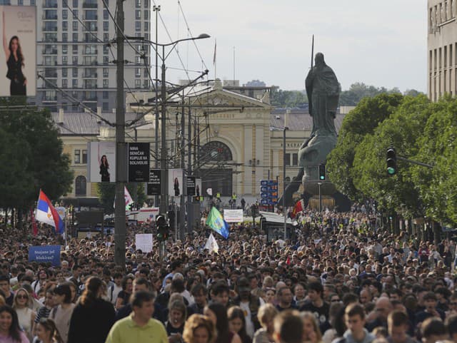 Demonštranti v Belehrade žiadajú