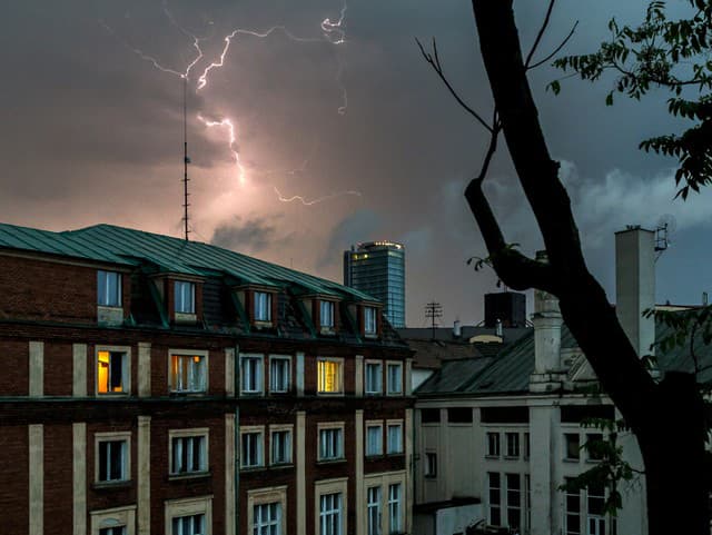 Počasie nám dá znova zabrať! Smerujú k nám silné BÚRKY: TU sa treba mať na pozore, môže vzniknúť BOW ECHO