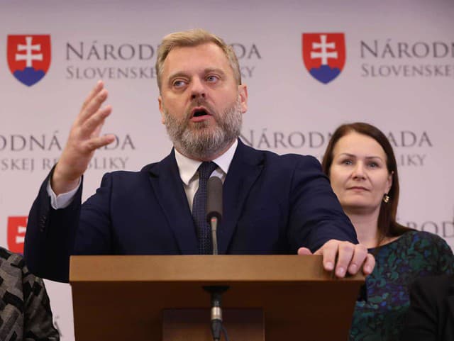 SaS obviňuje rezort obrany: