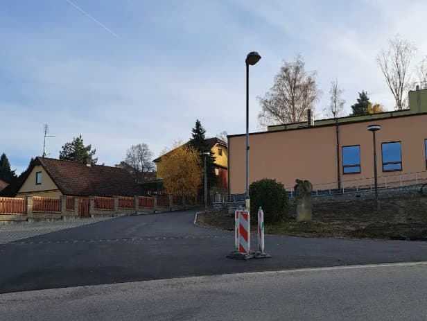 Lampa uprostred cesty pobavila