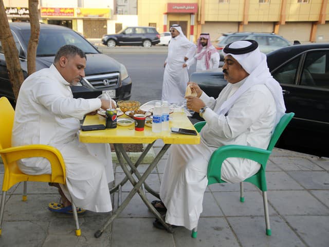 Saudi raňajkujú na terase