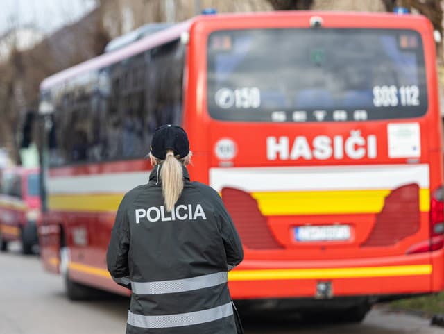 Na snímke policajtka pri
