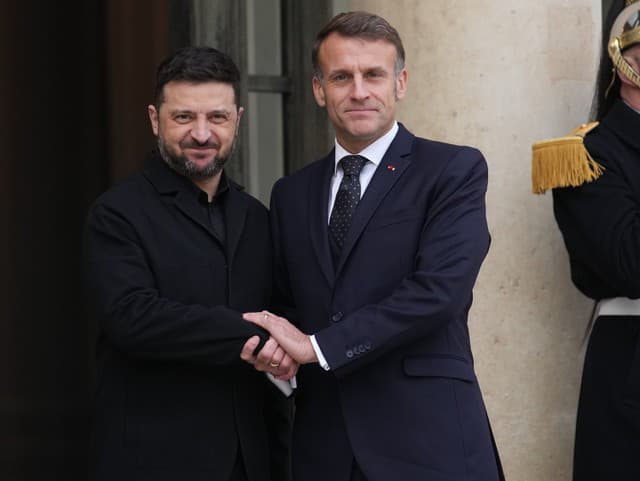 Macron privíta v Paríži