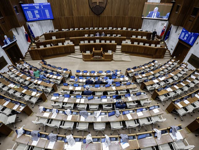 Poslanci aj dnes pokračujú