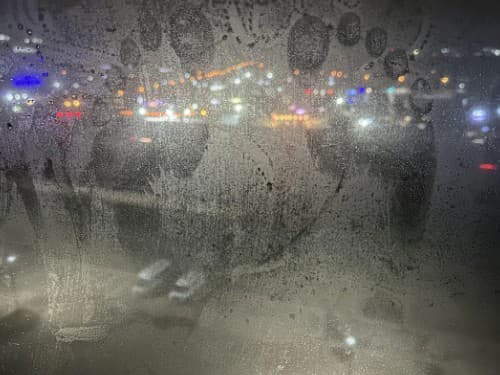 Zahmlené okno a tajomné