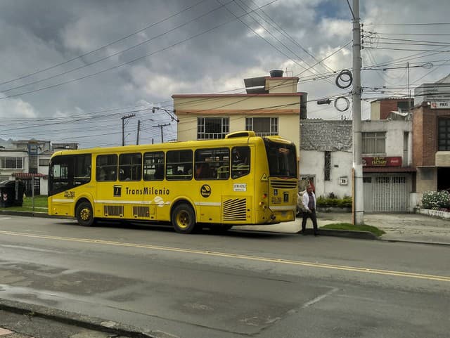 Autobus viezol študentov, zrútil