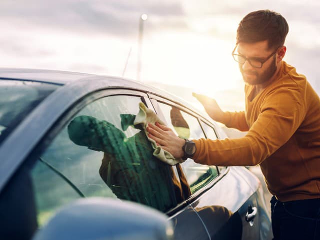 Zahmlené sklá trápia tisíce