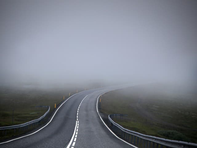 Výstrahy pred hmlou stále