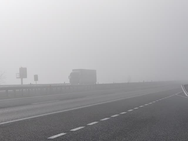 Hmla naďalej úraduje naprieč