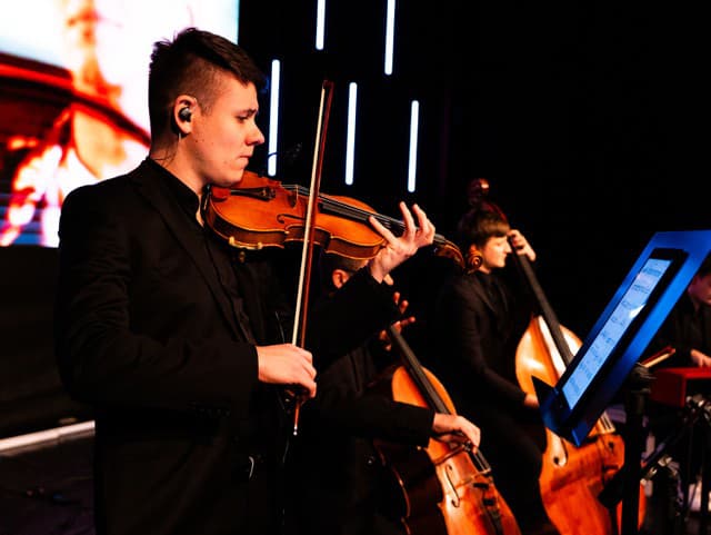 Pracuje s Darou Rolins,