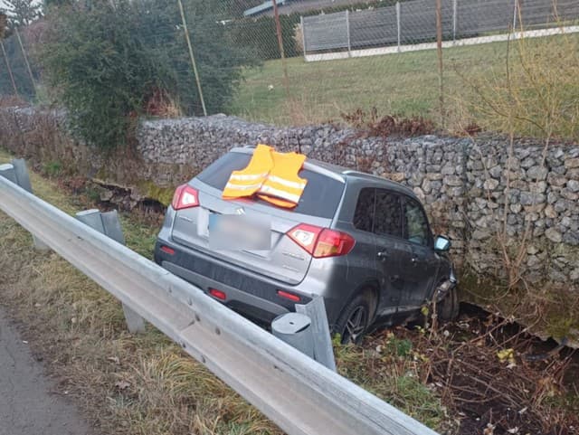 Auto skončilo mimo vozovky.