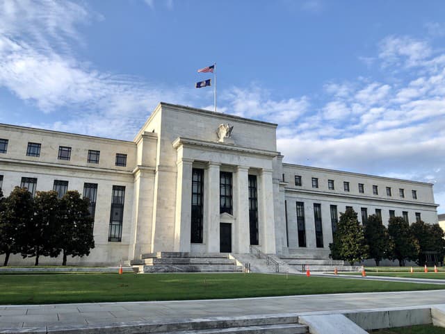 Fed sa so znižovaním