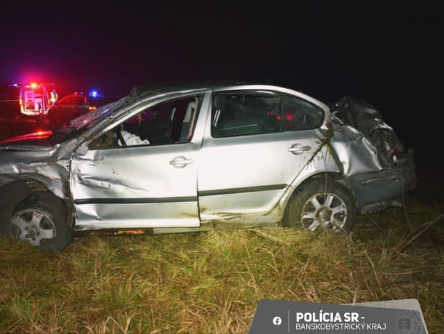 Rozbité auto po policajnej