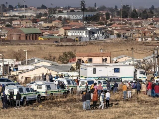 Streľba na hostí baru!