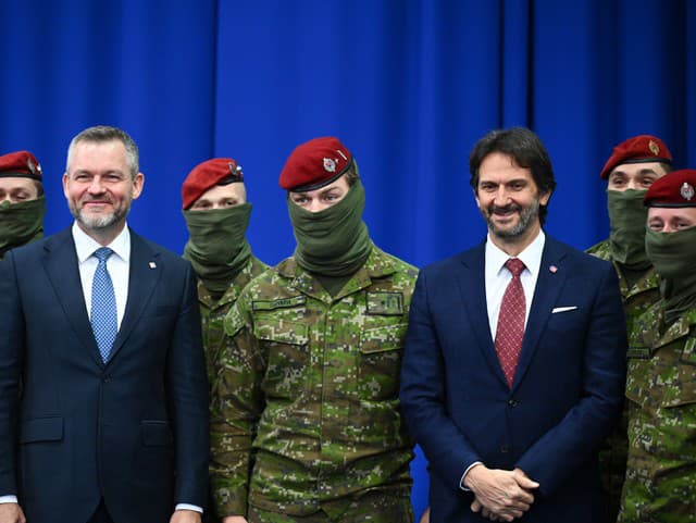 druhý zľava prezident SR