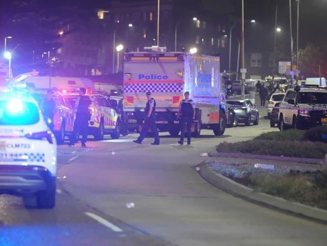 Policajné autá hliadkujú v