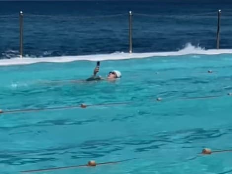 Žena plávala a scrollovala