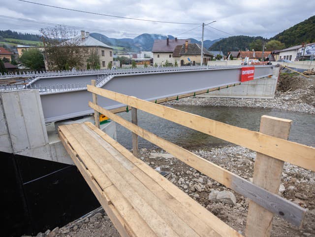 Na snímke prebiehajúce stavebné