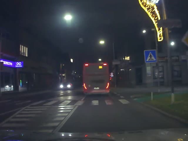Opitý vodič autobusu v