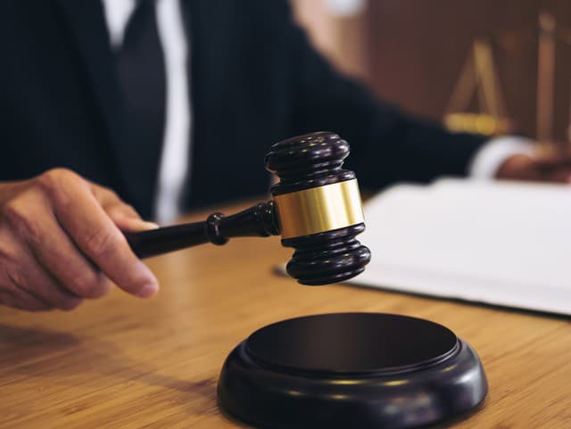 Sochu hrdinu poliali farbou!