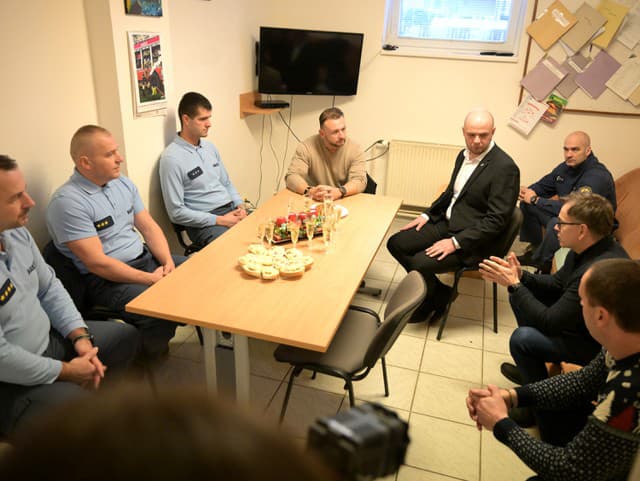 Na snímke uprostred minister