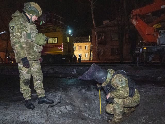 Policajti kontrolujú jamu po