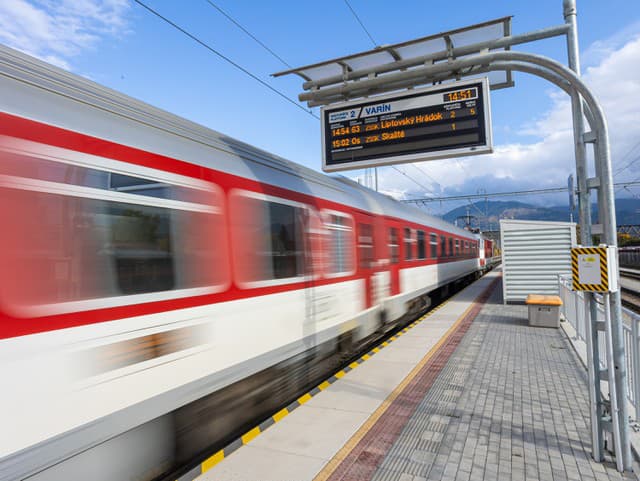 Hodinové expresy na Slovákov