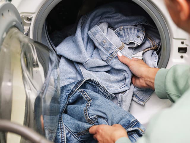 Pred praním riflí vždy