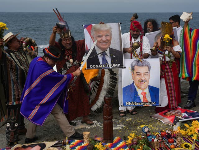 Šamani držia fotografie amerického