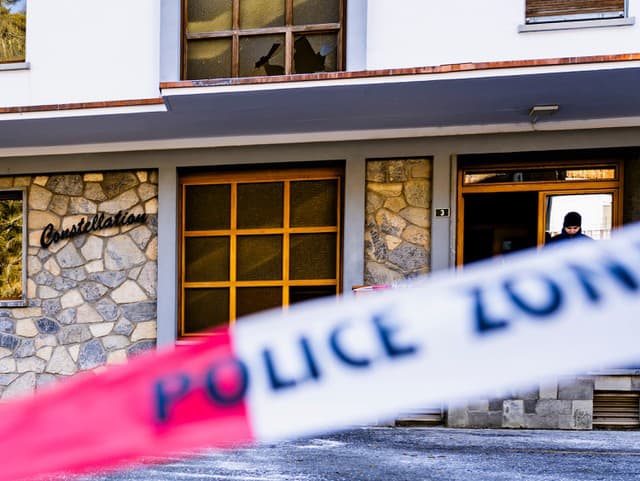 Policajti prehliadajú oblasť, kde