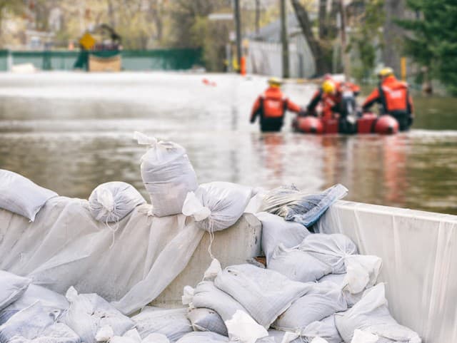 Povodne v Indonézii: Stovky