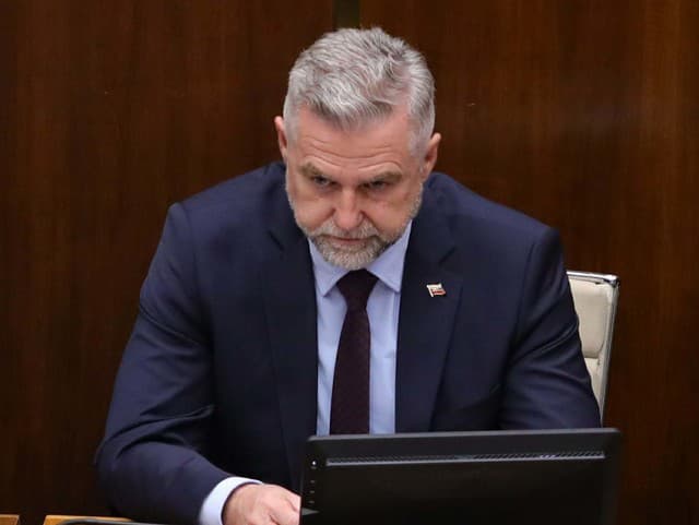 Poslanci NR SR hlasujú