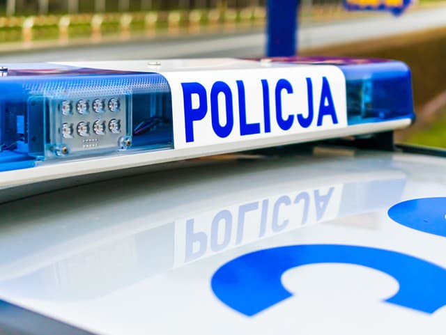 Muž vysypal hnoj blízko