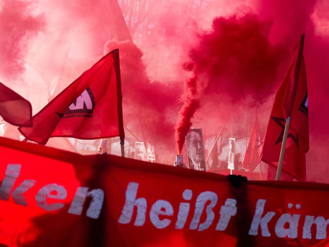 Ľudia zapaľujú svetlice počas