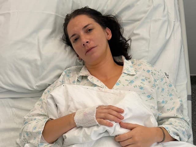 Nvotová stále leží v