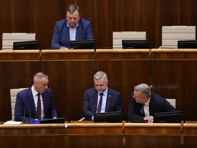 Poslanci NR SR hlasujú