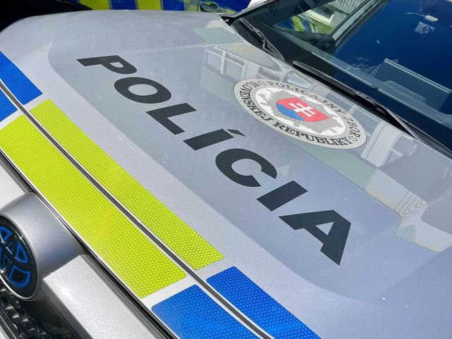 Polícia obvinila troch ľudí