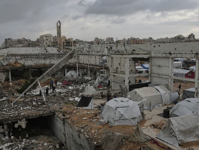 Ľudia si obzerajú miesto,