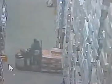 Vysokozdvižný vozík spustil katastrofu,